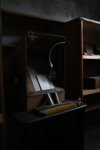写真を手作業で修整していた当時のレタッチ台。細かな作業の道具も現存しています。 旧高野寫眞舘に残る昭和のレタッチ台と写真修整用ライト付き作業机