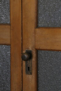 旧高野寫眞舘に残る真鍮のドアノブと鍵穴。擦れた質感に歴史の深みがにじみます。 旧高野寫眞舘の木製ドアに取り付けられた真鍮製のドアノブと鍵穴のディテール