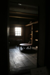 かつて日用品や道具を保管していた内蔵。今はちゃぶ台や生活道具が展示されています。 旧高野寫眞舘の屋内蔵にある丸ちゃぶ台と木棚、昭和の生活用品