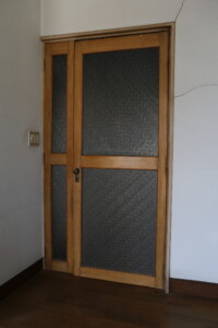 居間と廊下を隔てる木製のガラス扉。懐かしさと温かみが漂う造作です。 旧高野寫眞舘の昭和初期の木製ガラス入り室内ドア