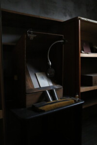 写真を手作業で修整していた当時のレタッチ台。細かな作業の道具も現存しています。 旧高野寫眞舘に残る昭和のレタッチ台と写真修整用ライト付き作業机