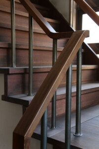 丁寧に造られた木製手すりと金属支柱の組み合わせが美しい、2階へ続く階段。 旧高野寫眞舘の2階へと続く木製階段と金属支柱の手すりディテール